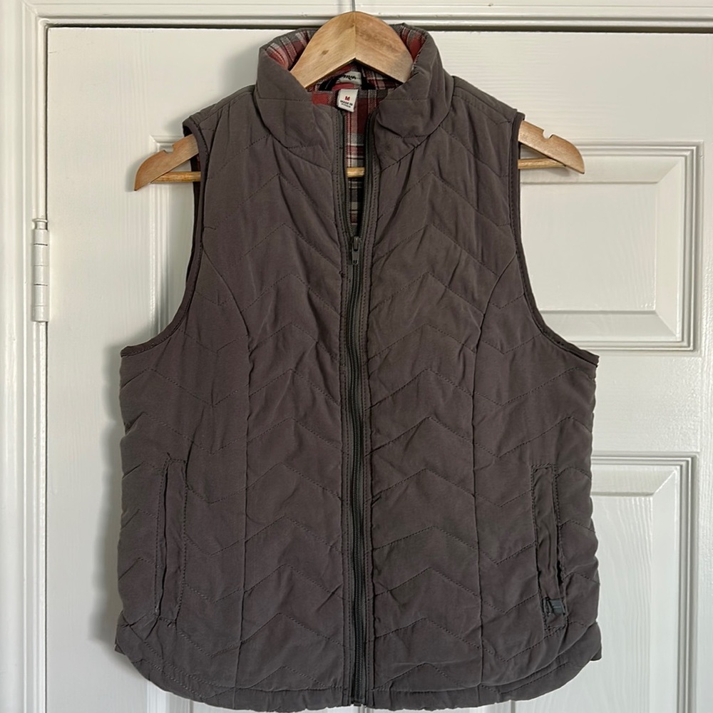 Gray quilted vest, size medium with pockets.